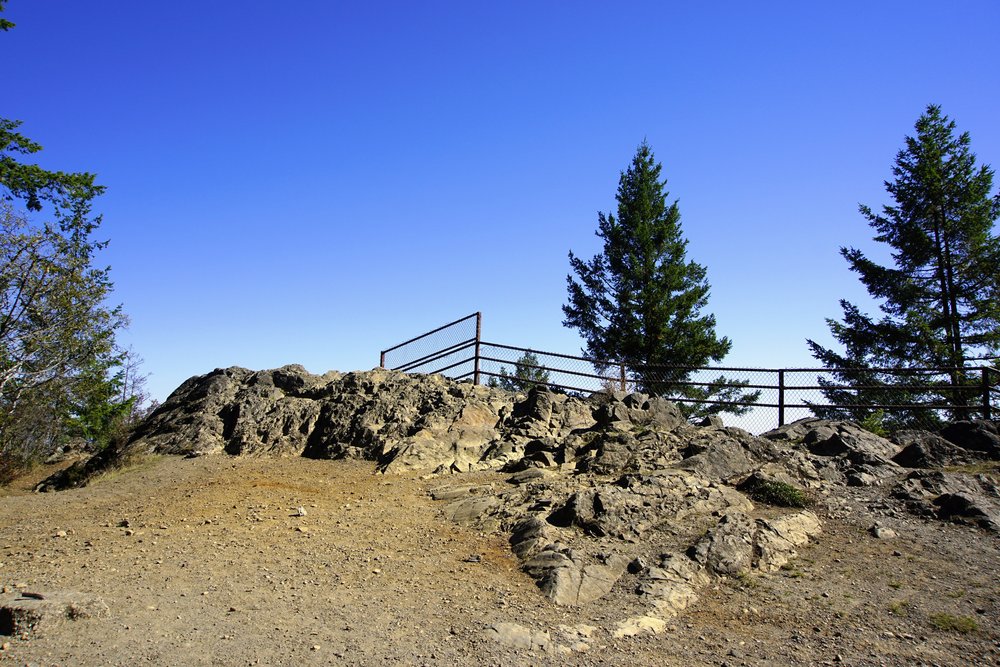 Fencing along the cliffs of Green Mountain