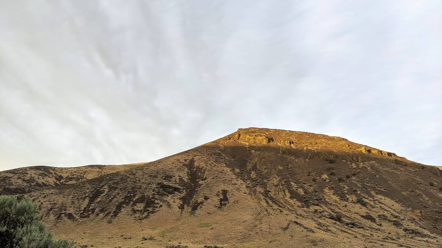 This hike blew us away. Not really, but it sure was windy! 🌬️🍃🌄
#hiking #pnwanderers #exploremorewa #baldymountain #pnw