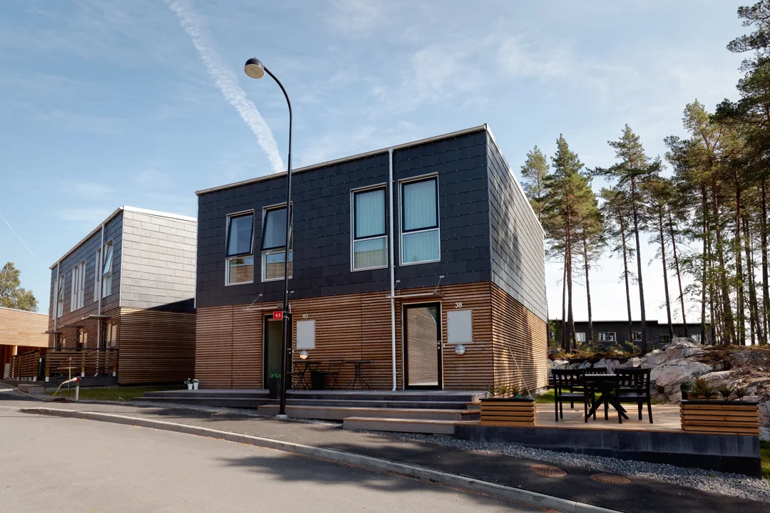Radhus i dansk design med tillhörande carport.