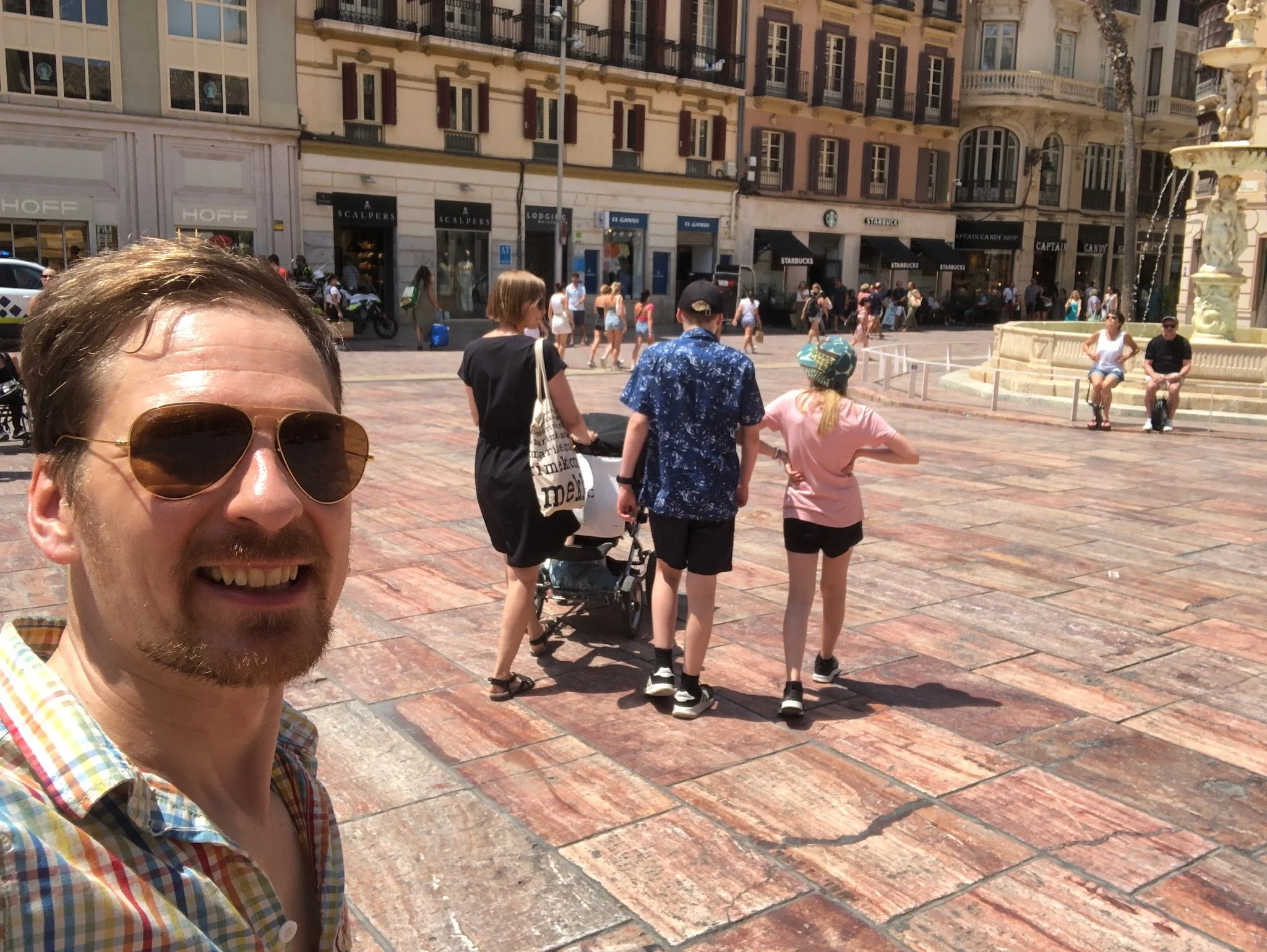 Kolmen lapsen kanssa interreilaamassa