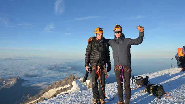 Kjell Fjeldheim, styreleder i Aalgaard Bygg, og sønnen på toppen av Mont Blanc i september i år.