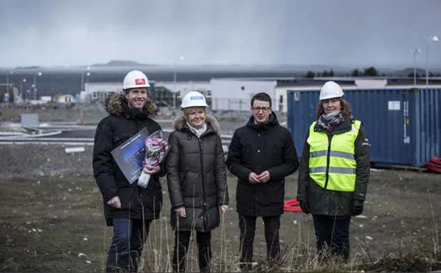 Aalgaard Bygg vant Sola Tomteselskaps aller første prosjektkonkurranse tidlig i år. F.v. Svein Olav Aalgaard, eiendomsmegler Randi Tveit, ordfører Ole Ueland, og daglig leder av Sola Tomteselskap, Mariann Kyllingstad. Foto: Geir Arne Løland, Solabladet