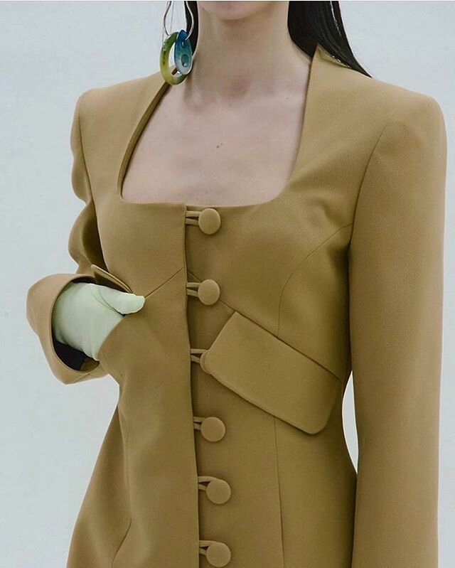 Positing @ladobokuchava FW20 chartreuse tailoring, a colour blocked glove and a statement single earring for that first IRL work meeting in September that I&rsquo;m manifesting ⚜️ #ladobokuchava #tailoring #singleearringtrend #asymmetricearrings