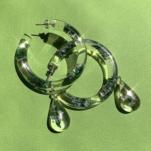 💚🌀@tuzatuzatuza hoop earrings via @nycjewelryweek in this season&rsquo;s most on trend colour... transparent #hoopearrings #hoops #summerjewelry #jewelrytrend #trend #transparentjewelry #tuzatuzatuza