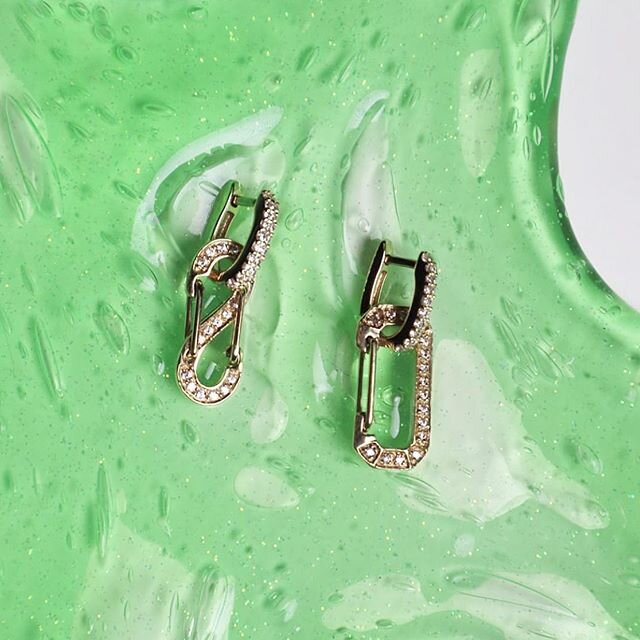 Let&rsquo;s play jewellery trend bingo with these @eera earrings... ✅ chains ✅ locks ✅ hoops ✅ asymmetry 🎊✨🎰✨🎊 full house! #eerajewelry #hoopearrings #chainjewelry #jewelry #jewelrytrends #asymmetricalearrings