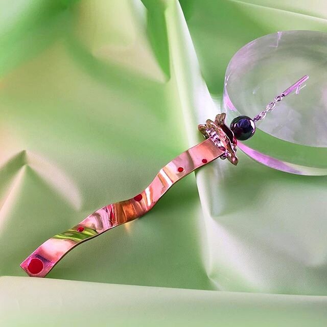 💚〰️💚@computa_hydrates an &ldquo;experiment on an off cut&rdquo; in brass, silver, lacquer, crystal and hematite #computahydrates #experimentaljewellery #lacquerjewelry #brassjewelry #lacquerdetails #contemporaryjewelry #contemporaryjewels