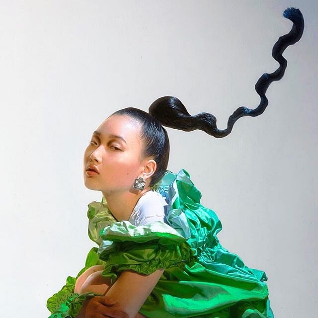 〰️💚〰️ @dien4sty wearing @georginatrevino &lsquo;Mi Primer Diamant&eacute;&rsquo; earrings 📷 @bethany.vargas #georginatrevino #georginatrevi&ntilde;o #jewelrystyling #jewelleryphotography #jewelryeditorial #jewelry #jewelleryartist #jewelryaddict