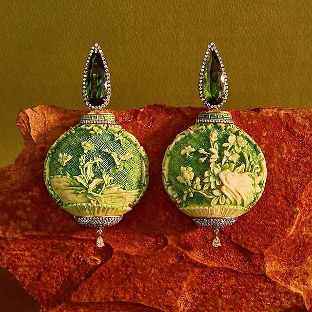 @silviafurmanovich antique snuff bottles mounted as earrings with tourmalines and diamonds #snuffbottle #antiquesnuffbottles #tourmaline #silviafurmanovich #silviafurmanovichjewelry #antiquejewelry