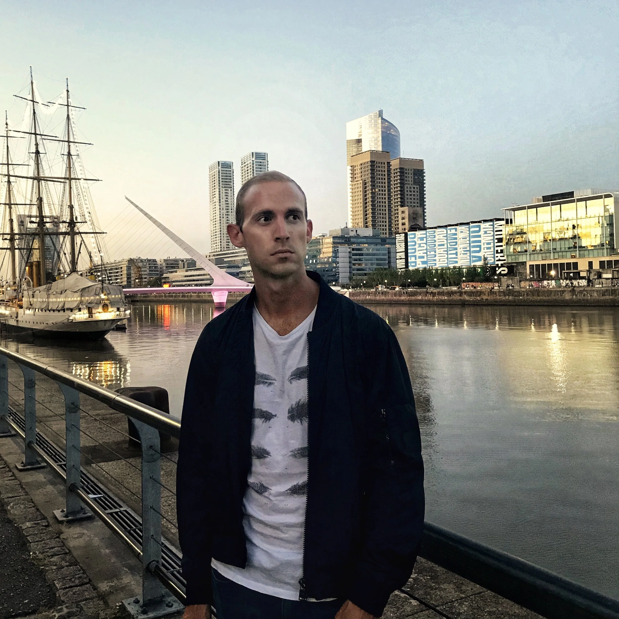 På det renoverte havneområdet Puerto Madero