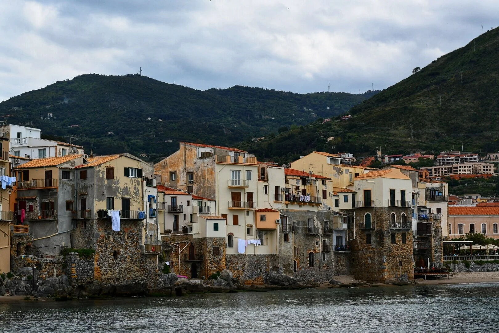 Cefalù, en time med tog fra Palermo