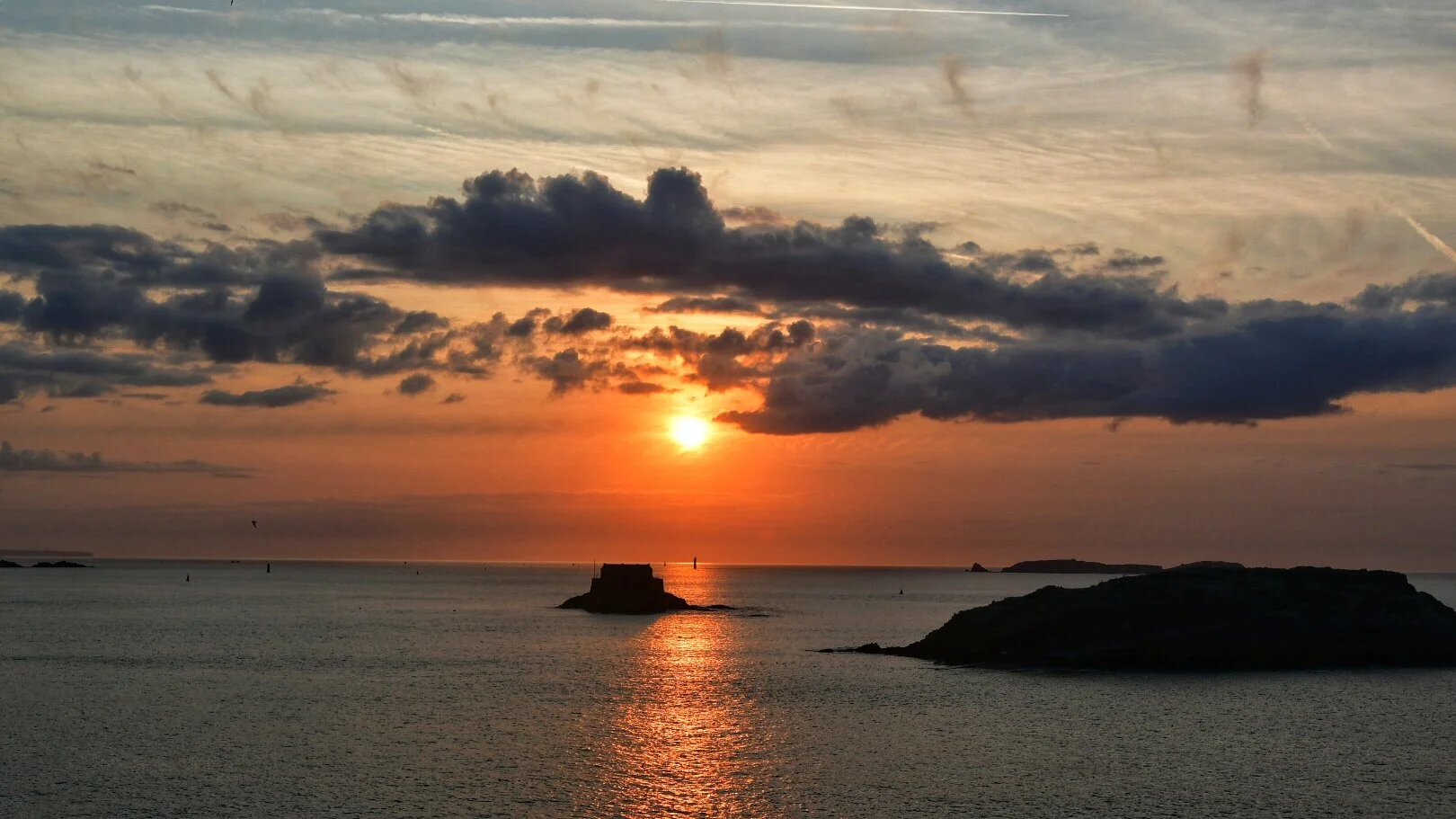 Solnedgang fra stuevinduet i St. Malo