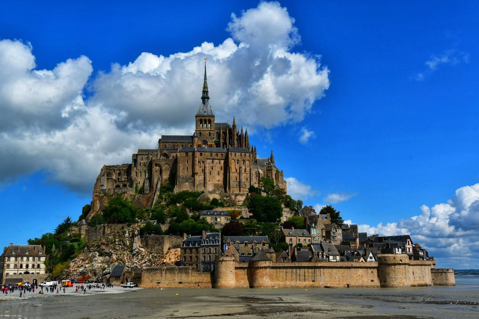 Mont-St-Michel ligger en times kjøring fra St. Malo