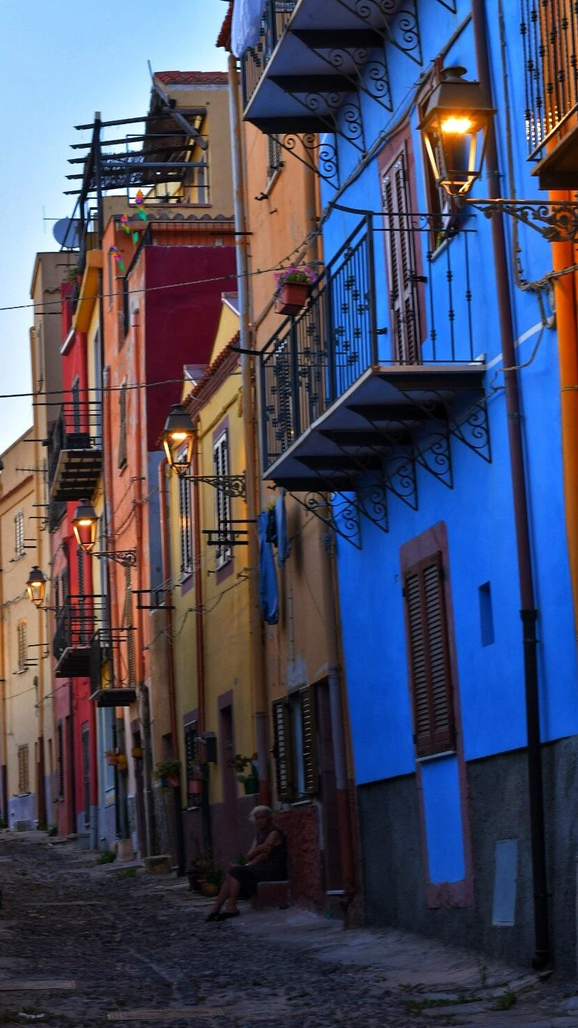 Opp mot borgen i Bosa finner man hus i alle regnbuens farger