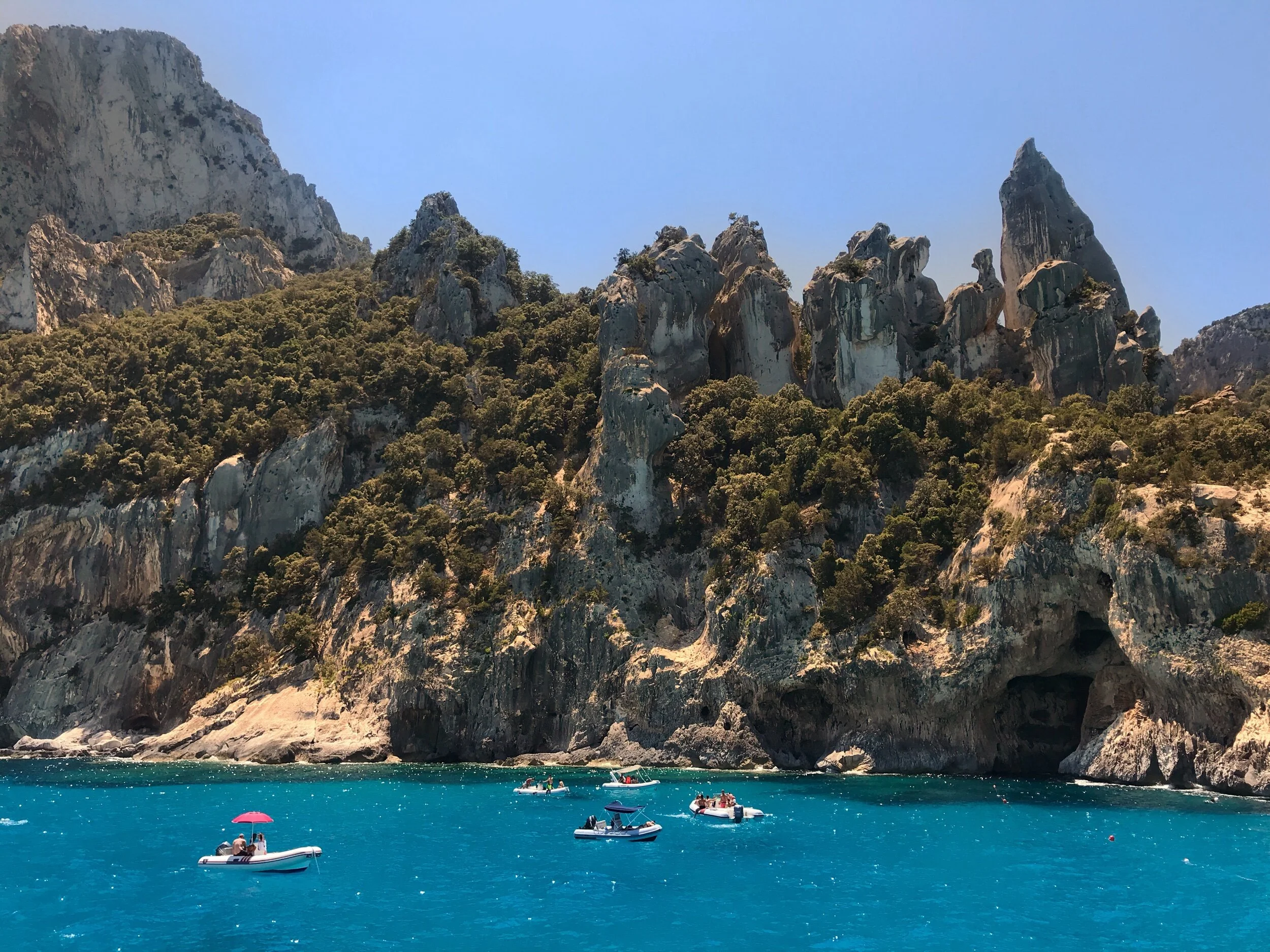 Spektakulære klippeformasjoner nedover kysten fra Orosei