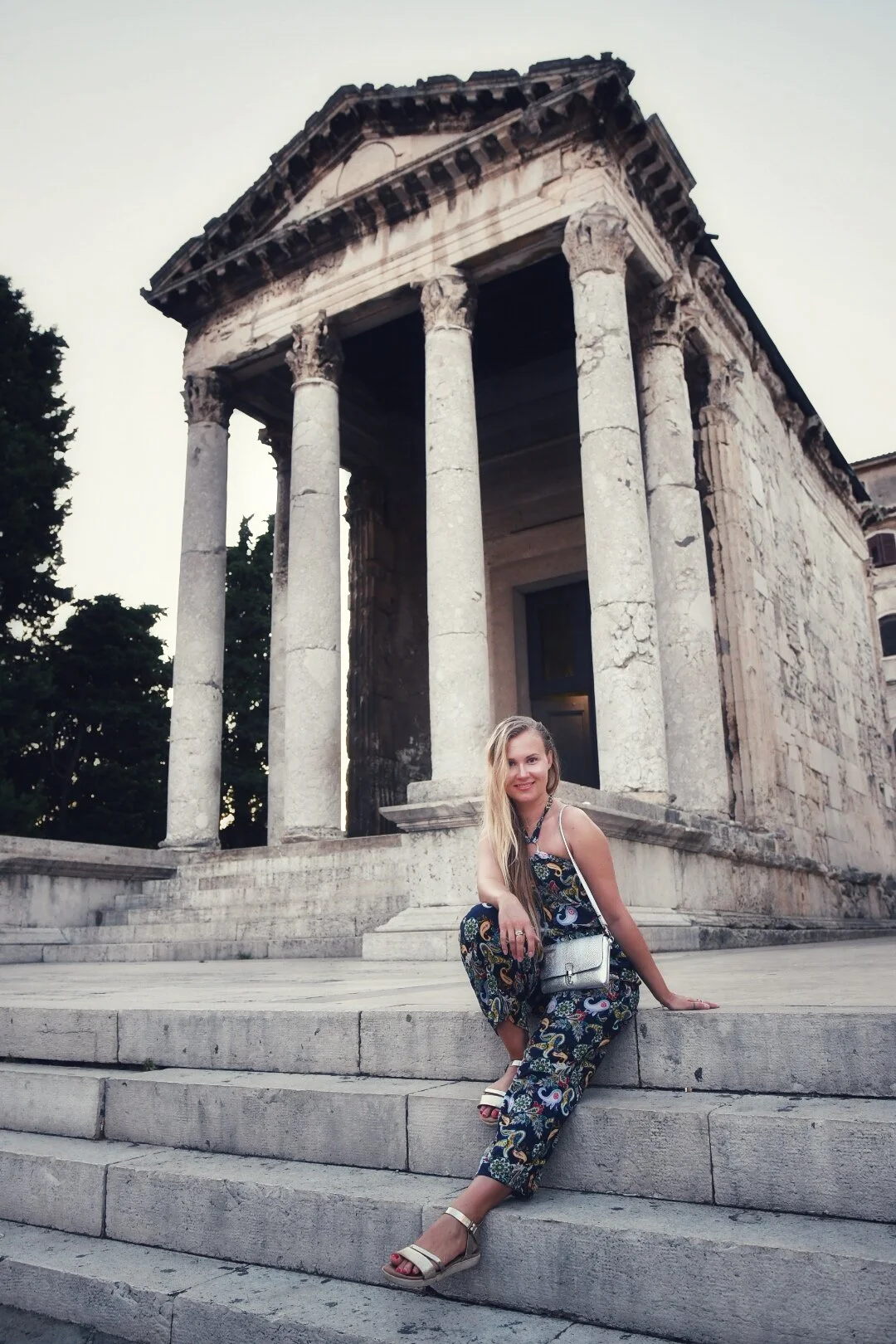 På trappen til Augustus-tempelet i Pula