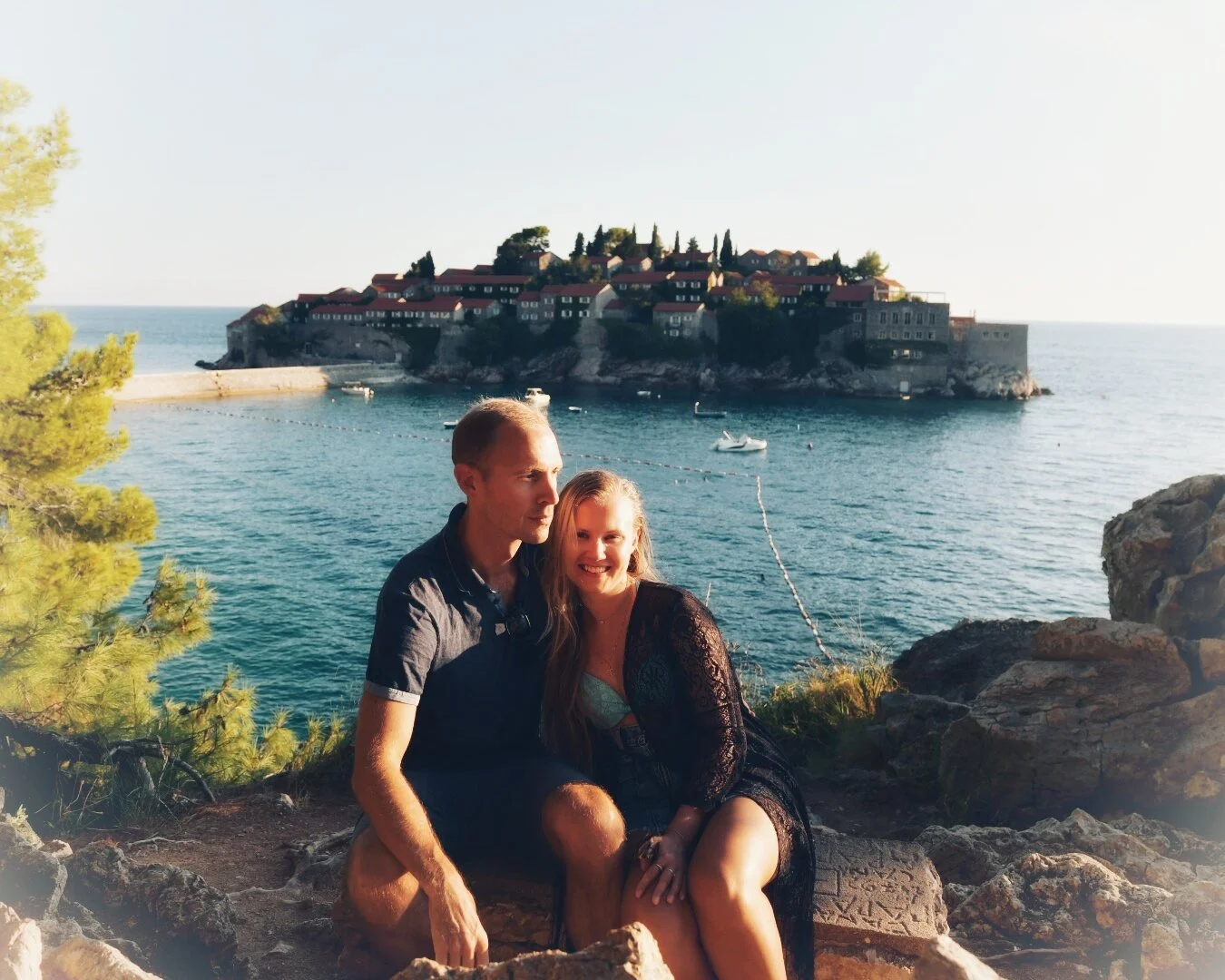 På den budvanske riviera med Sveti Stefan i bakgrunnen
