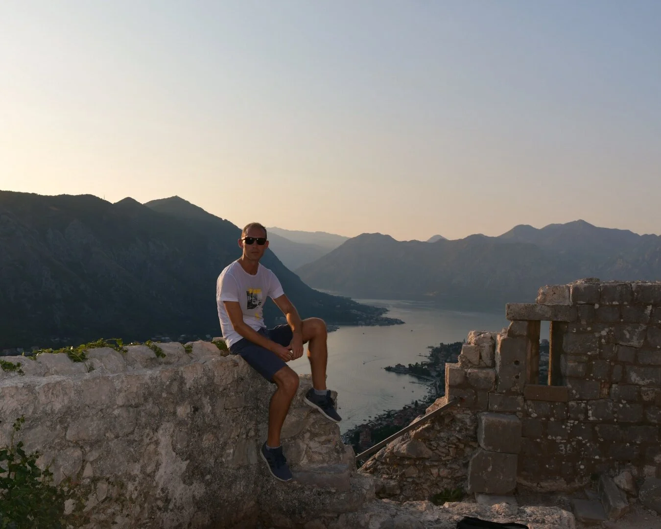 Som vestlending føler man seg hjemme i dette landskapet (Kotor, Montenegro)