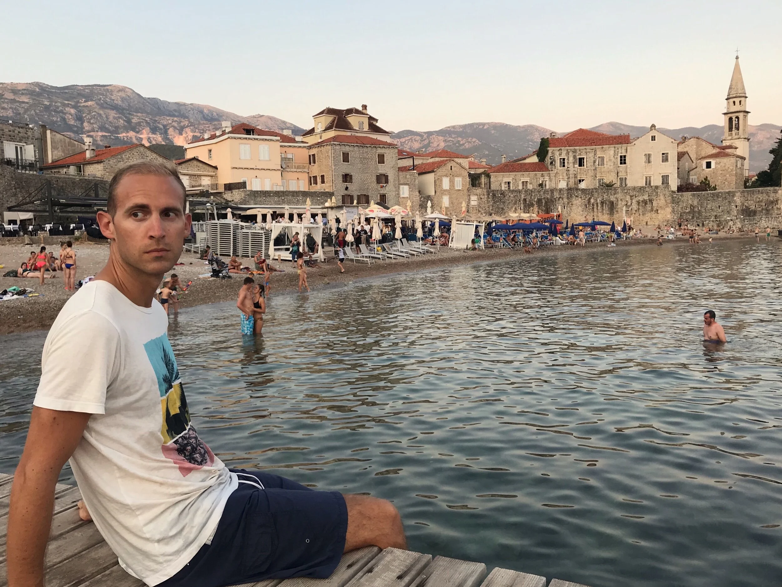 Like utenfor bymurene til Budva ligger denne stranden