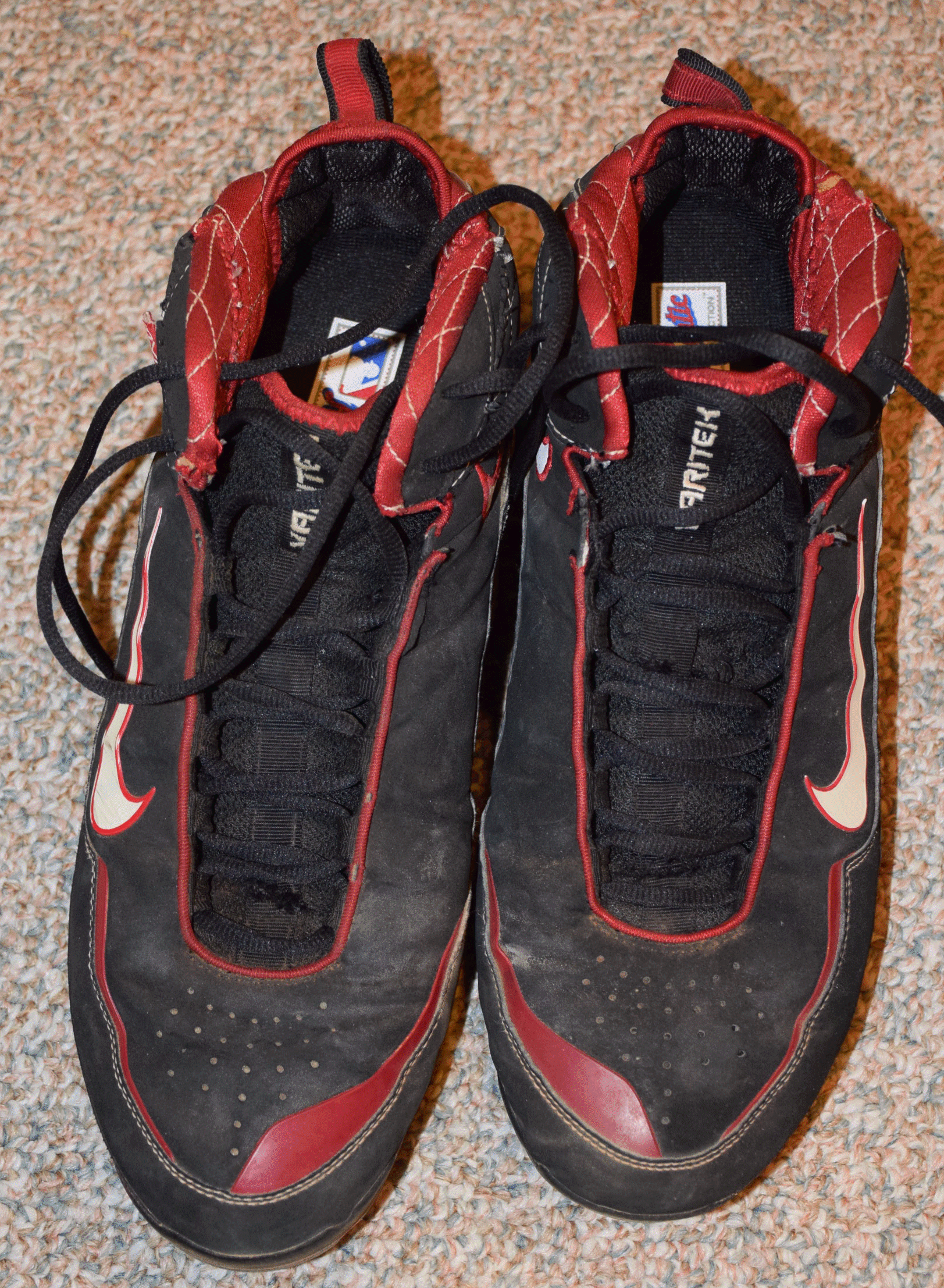 Varitek Cleats - top.gif