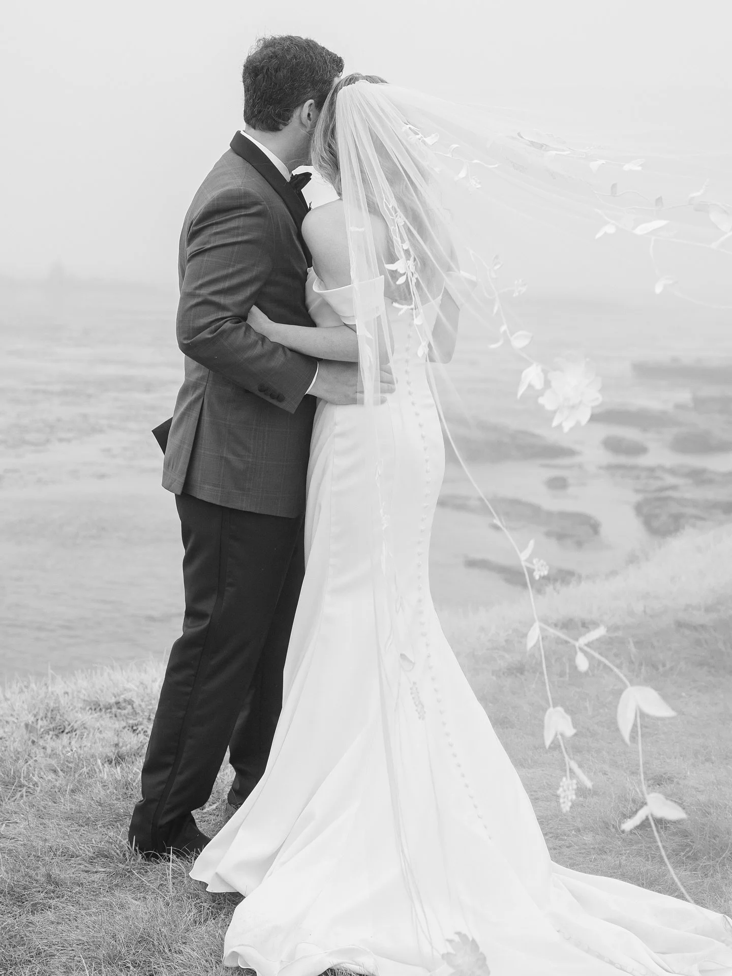 Presenting a curated selection of our favorite moments in black and white from Meagan and Hudson&rsquo;s exquisite California coast wedding. 📸✨
.
Planning &amp; Design: @mwsevents @tshoplakewood 
Venue &amp; Floral: @pebblebeachweddingsandevents 
Je