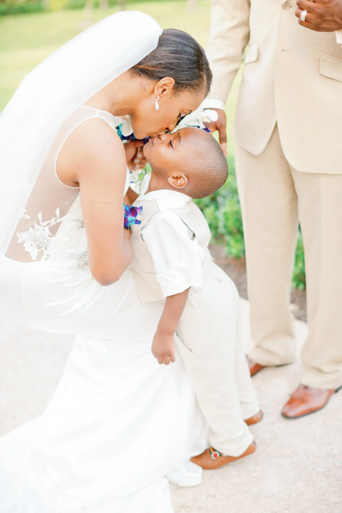 Cliff-Avril-Dantia-Wedding-Family-Kiss.jpg