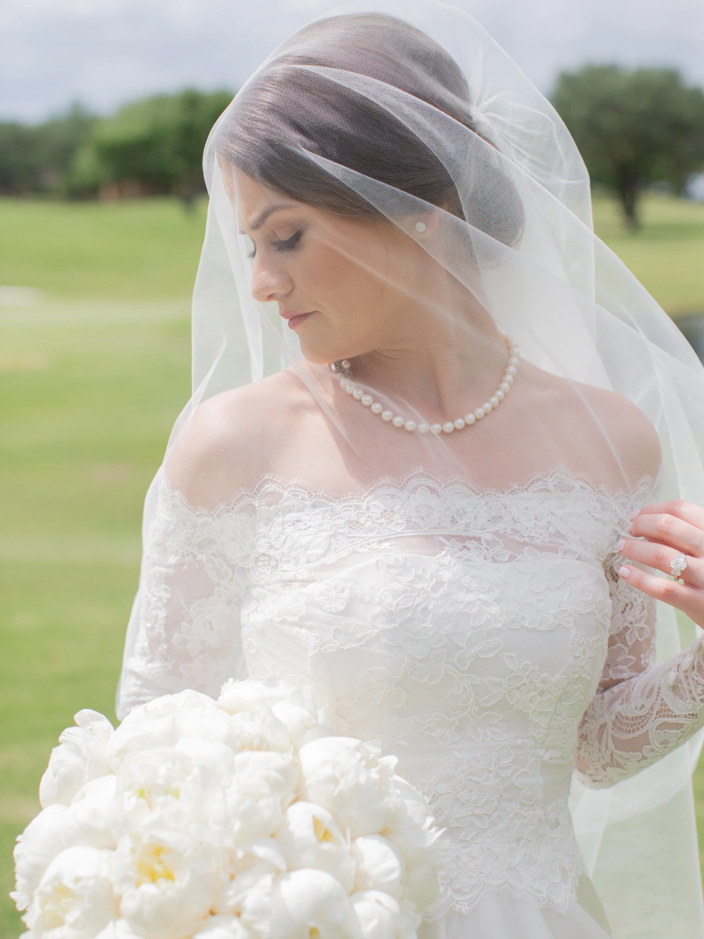 romantic, a little unhinged, and completely in love
.
@rclascolinasweddings 
@weddingsbylisayarbro
@gardengate_dallas
.
#dallasweddingphotographer #dallaswedding #oklahomaweddingphotographer #dreamywedding #onthegreen