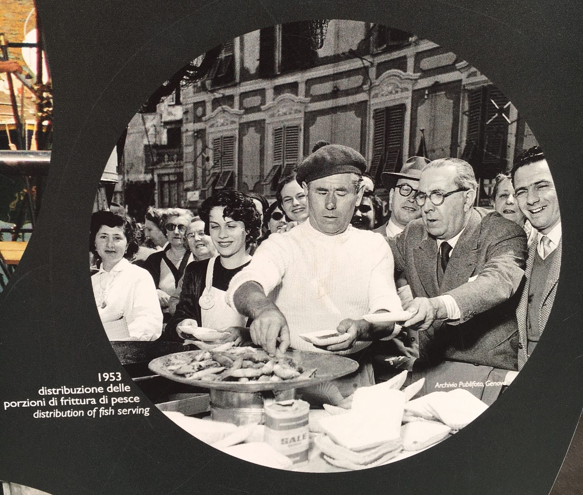 Serving fish at the Sagra del Pesce in 1953, before the introduction of the giant frying pan