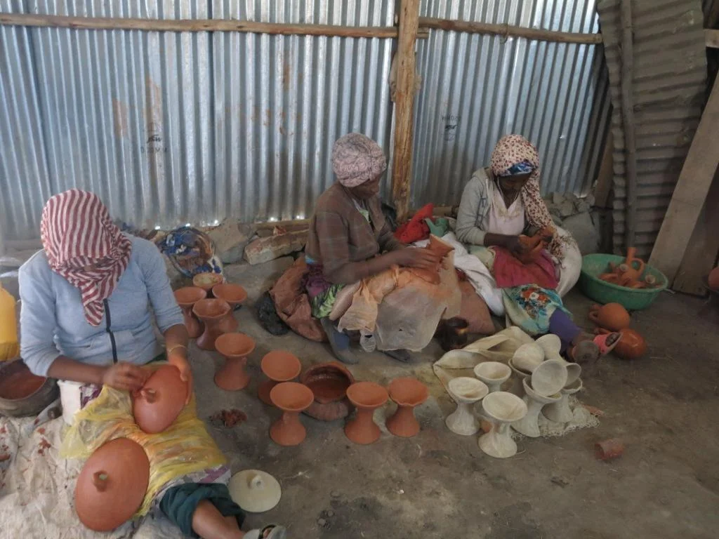  Jewish women making pottery in Enawari, Ethiopia. 