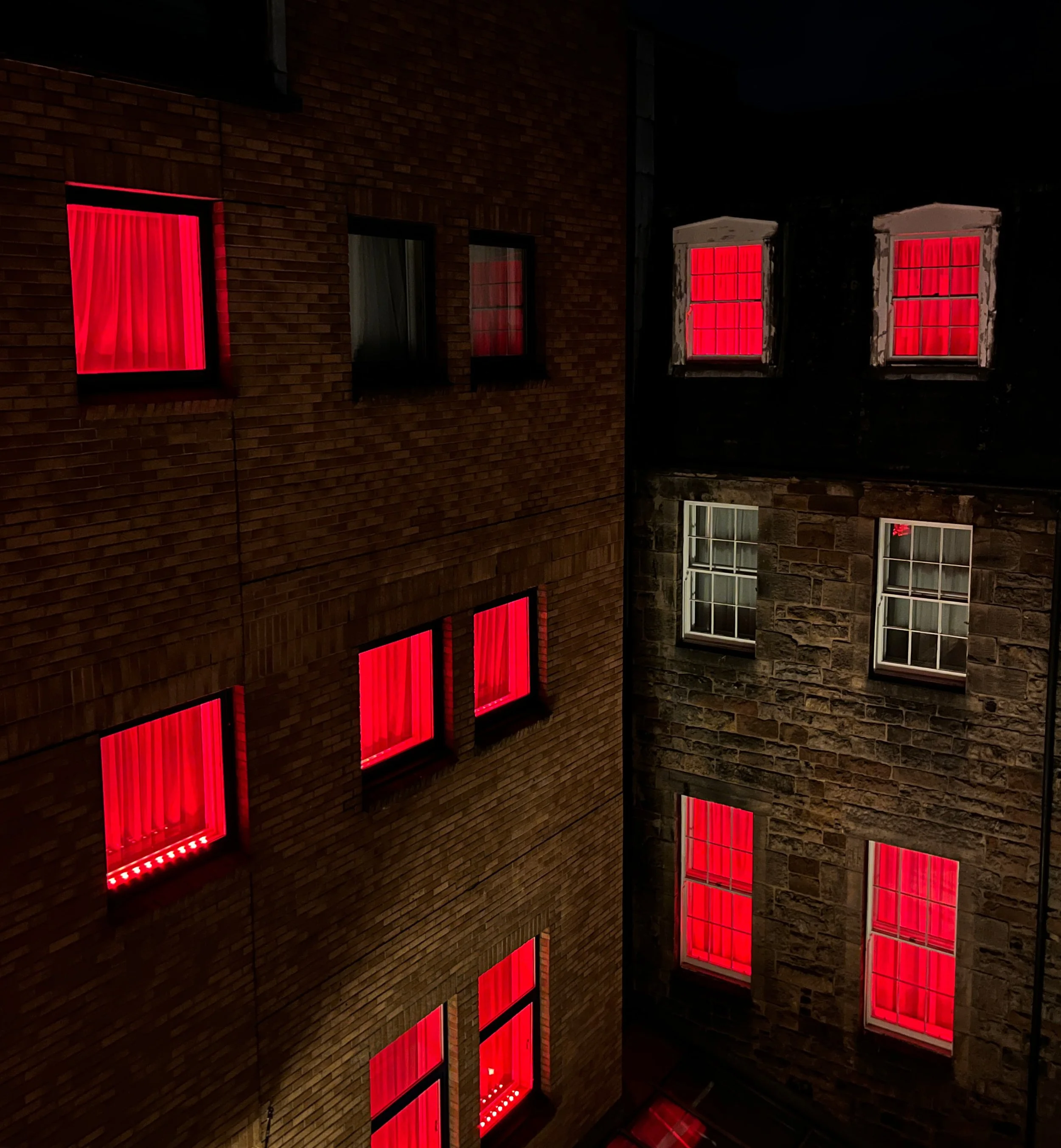 RedWindows-Edinburgh-Scotland_DuncanHill.JPG