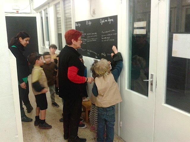 Visitors, staff, and artists all contributed to the mural and it is now an ongoing piece in the garden entry hallway. This was the first time carrying out the piece in multiple languages (Catalan and Spanish) and with age groups ranging from toddlers to senior citizens.