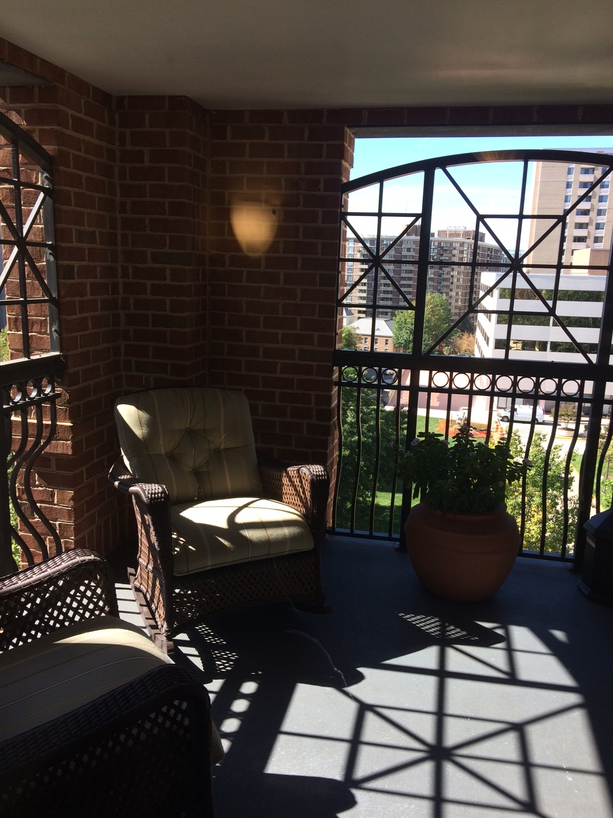 An outdoor terrace at Brighton Gardens