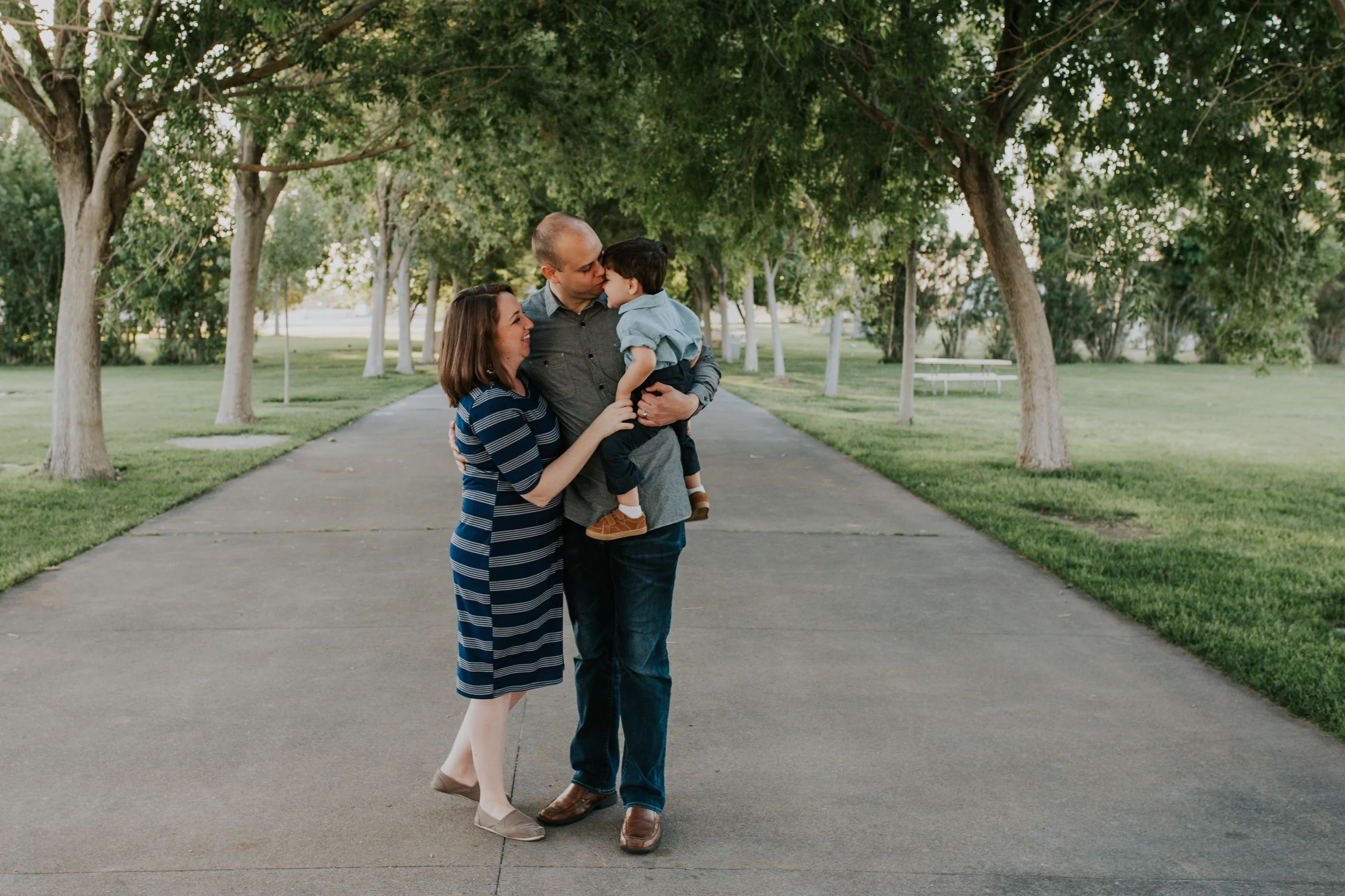 Las Vegas - Family Pictures - Floyd Lamb Park - Kamra Fuller Photography - Lifestyle Family Session - What to wear for family pictures - Extended Family Pictures - Family - Grandparents - Parents - Grandchildren - In Laws - Color Scheme - Navy and T…