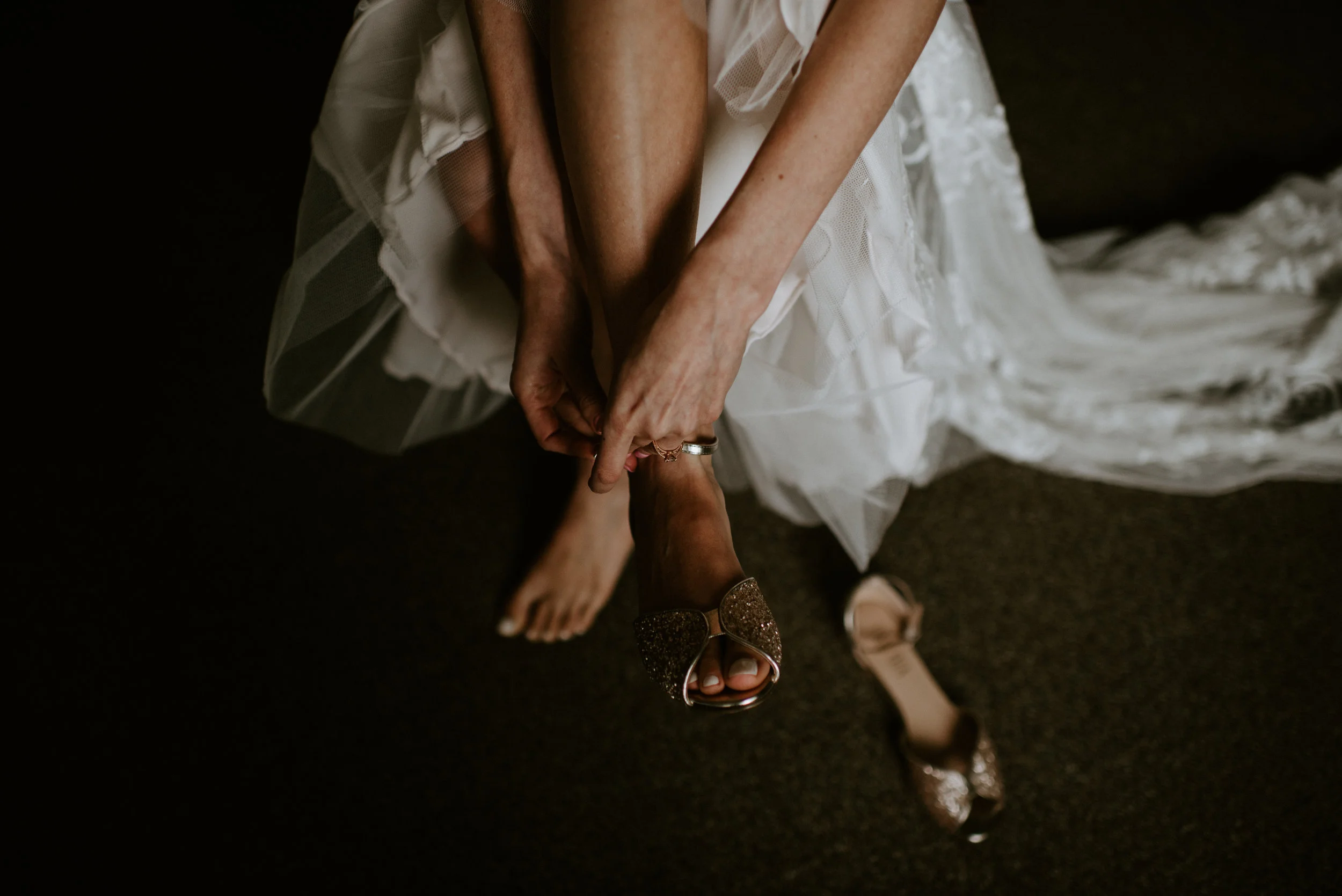 Getting Ready Photos at Bostic Lake Ranch by Seattle Wedding Photographer Kamra Fuller Photography
