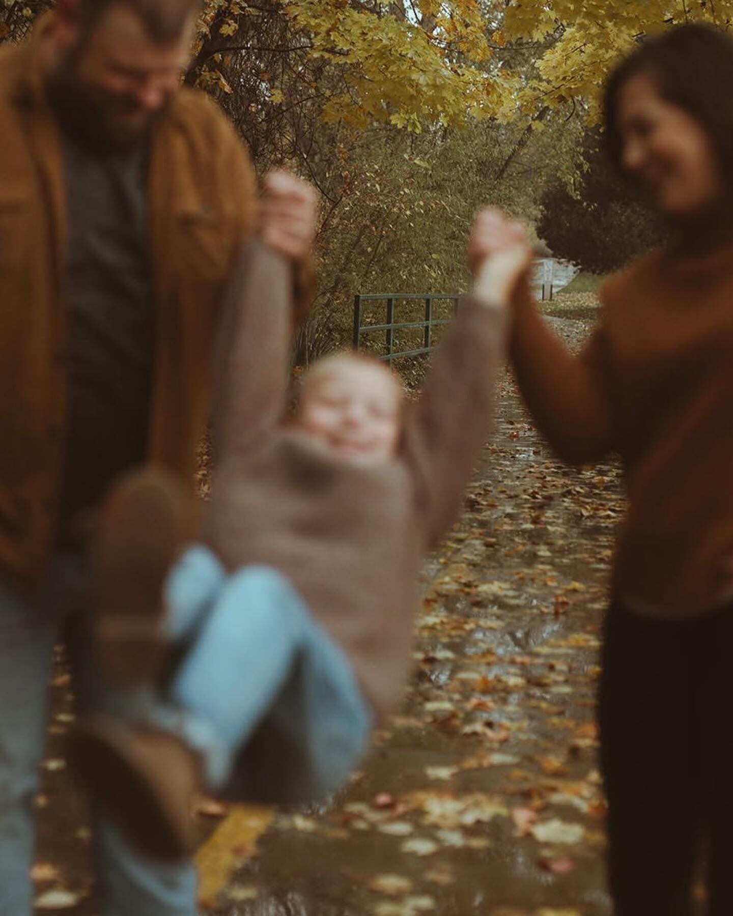 Sometimes it rains during your whole family session, and this is what happens when you just roll with it!

✌🏼☔️🍂👌🏼🍁🌉

#kamrafullerphotography #kamrafullerfamilyphotography #fallfamilyphotos #boisefamilyphotographer #boisefamilyphotography #idah