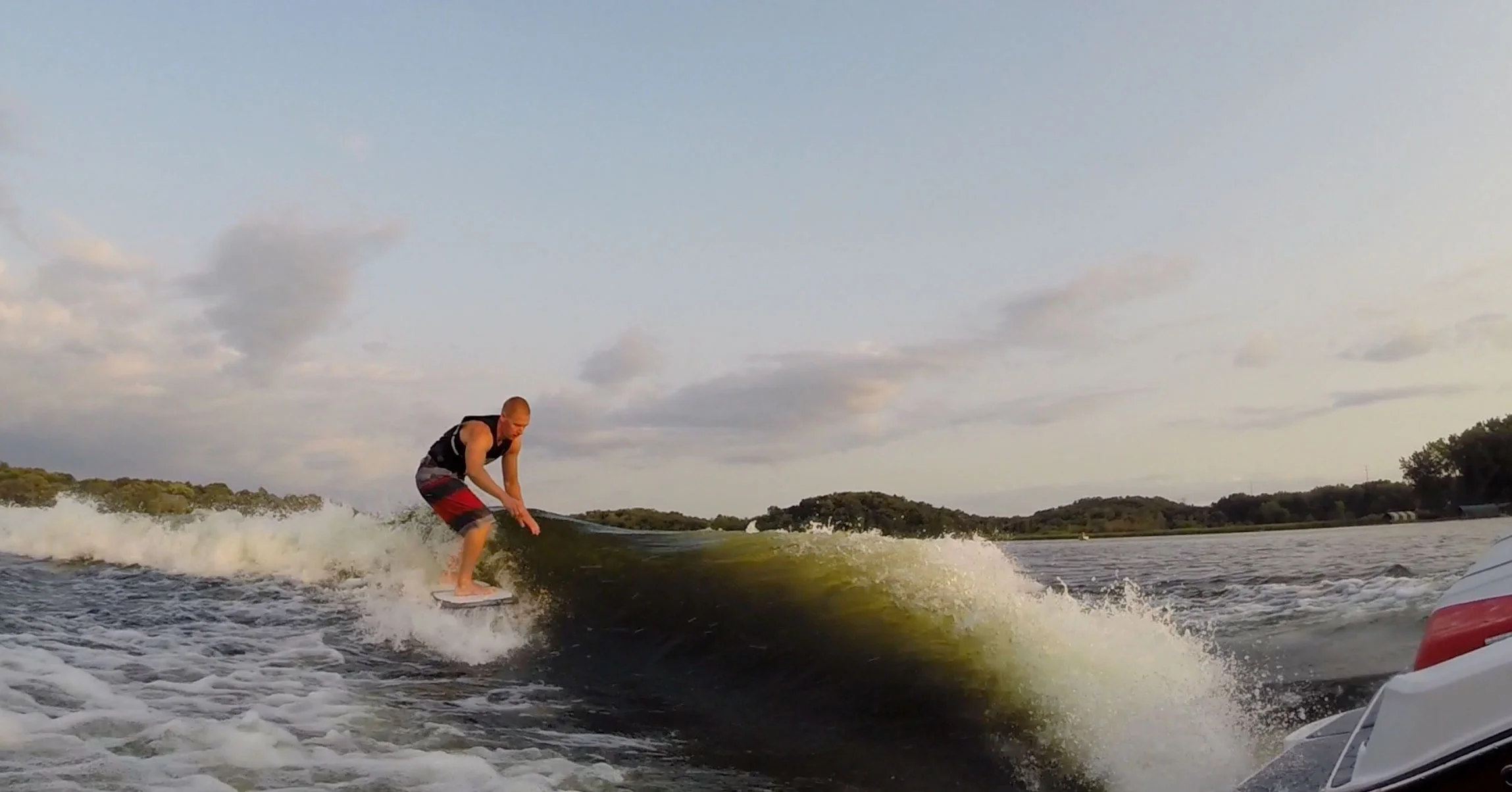 MasterCraft NXT 20 Starboard Surf Wake.jpg