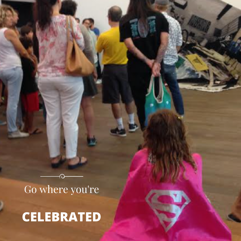 Check it out, this little girl was in public totally rockin' a cape at Miami's art museum (PAMM). How fab!! Love it!