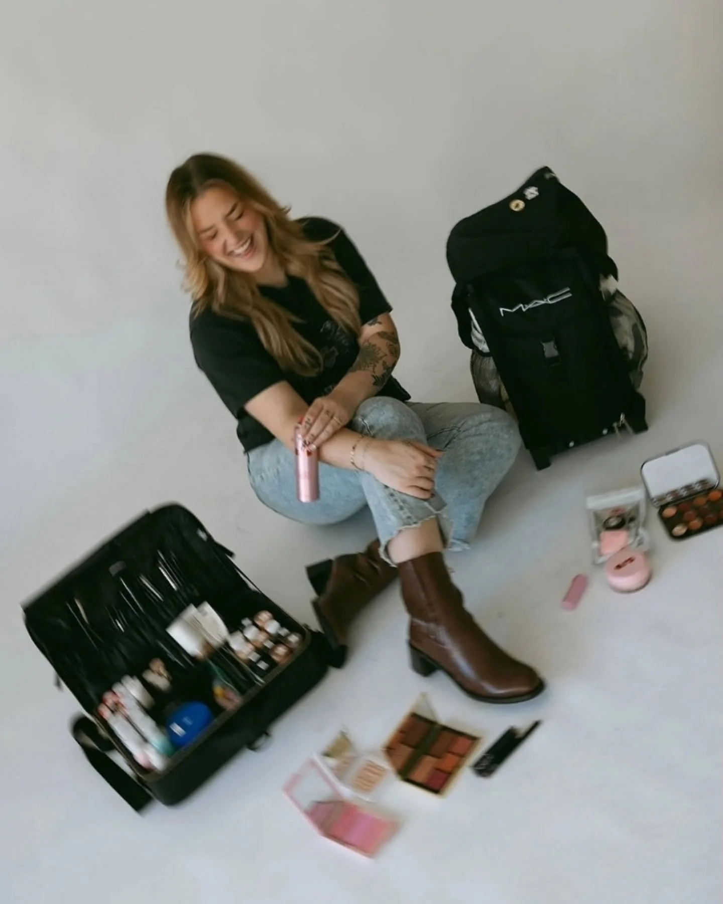 Whatchu kno about pickle foils???

My bestie girl @kianasbeautyportal needed a lil' brand refresh and she let me playyyyyyyy!

Thank you @blumehaus.studio for having the cutest setup in central WI ✨️