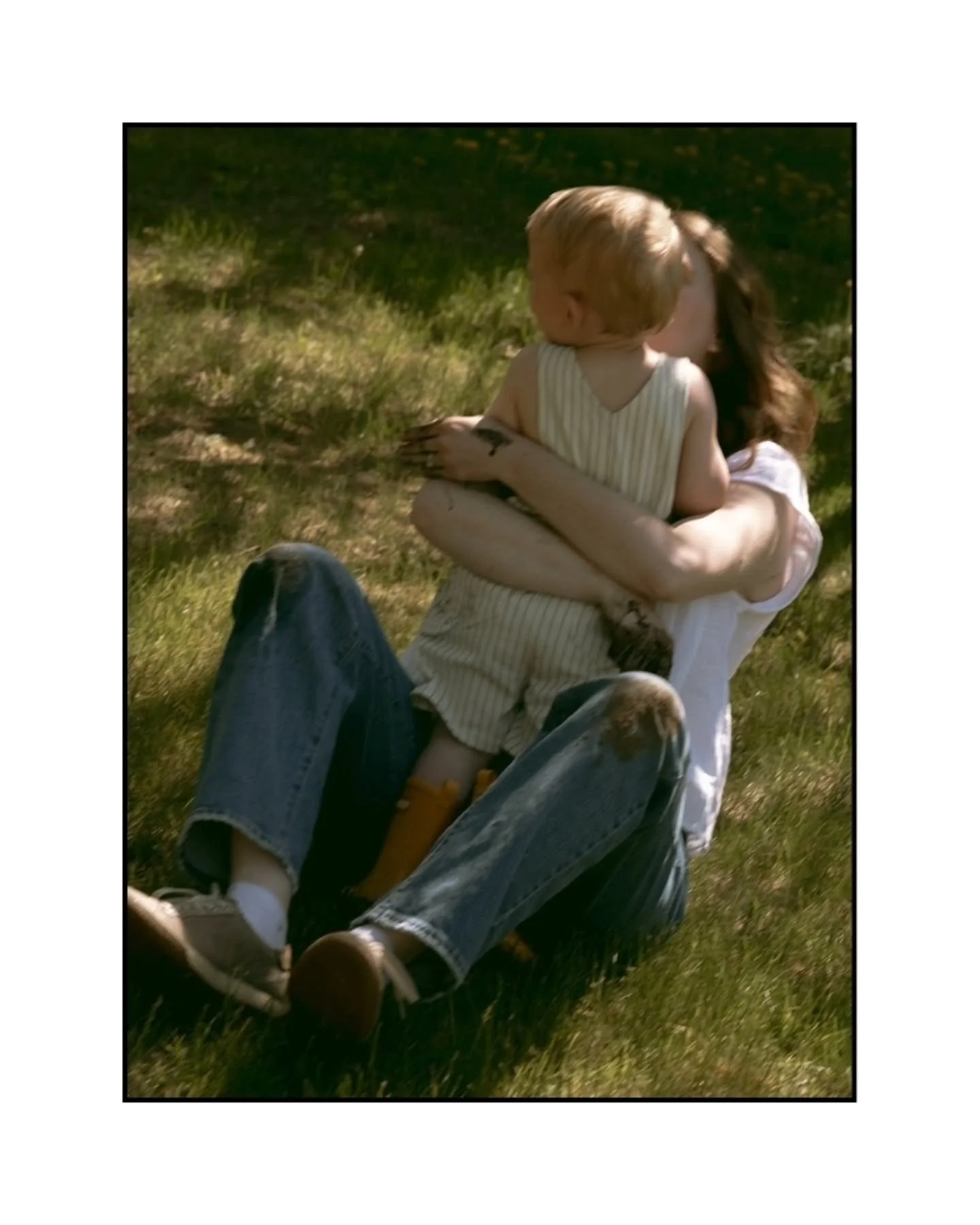 muddy boots &amp; dirty hands &amp; kisses &amp; sunburn &amp; bare feet &amp; tomato vines &amp; dandelions &amp; sunshine &amp; belly laughs 

A splendid Saturday morning with the Wereleys in their garden 💛 

Keywords: lifestyle family photos, lif