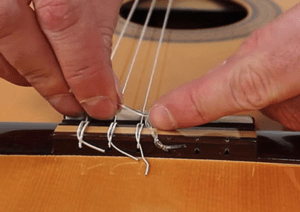 A merced de pirámide Querer Cambiar las cuerdas a la guitarra española/clásica/criolla: Cómo, cuándo y  qué marca elegir — Clases de Guitarra Online