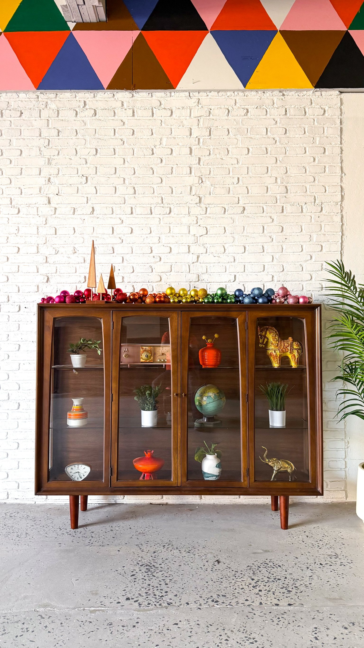 broyhill emphasis curio cabinet on tapered legs1.jpg