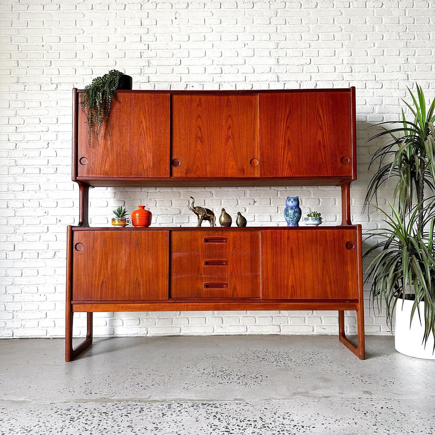 Man, the Danish hits keep on coming!

Single piece hutch, made with rich old growth teak, made in Denmark and imported to a high end NYC furniture dealer named Spivack Living Furniture back in the 60s. 

Very well made piece, with solid teak side pan