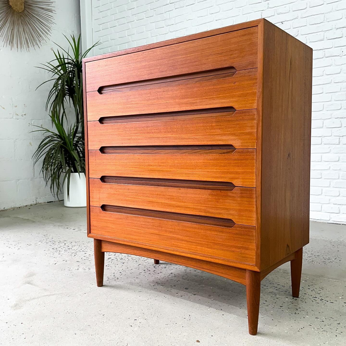 Quality Danish craftsmanship on this petite teak highboy dresser, by E.W. Bach, circa early 1960s. Dovetailed drawers, mitered edges, and that understated negative space pull. 😍 Just so damn good.

Overall great condition with one small mark on the 