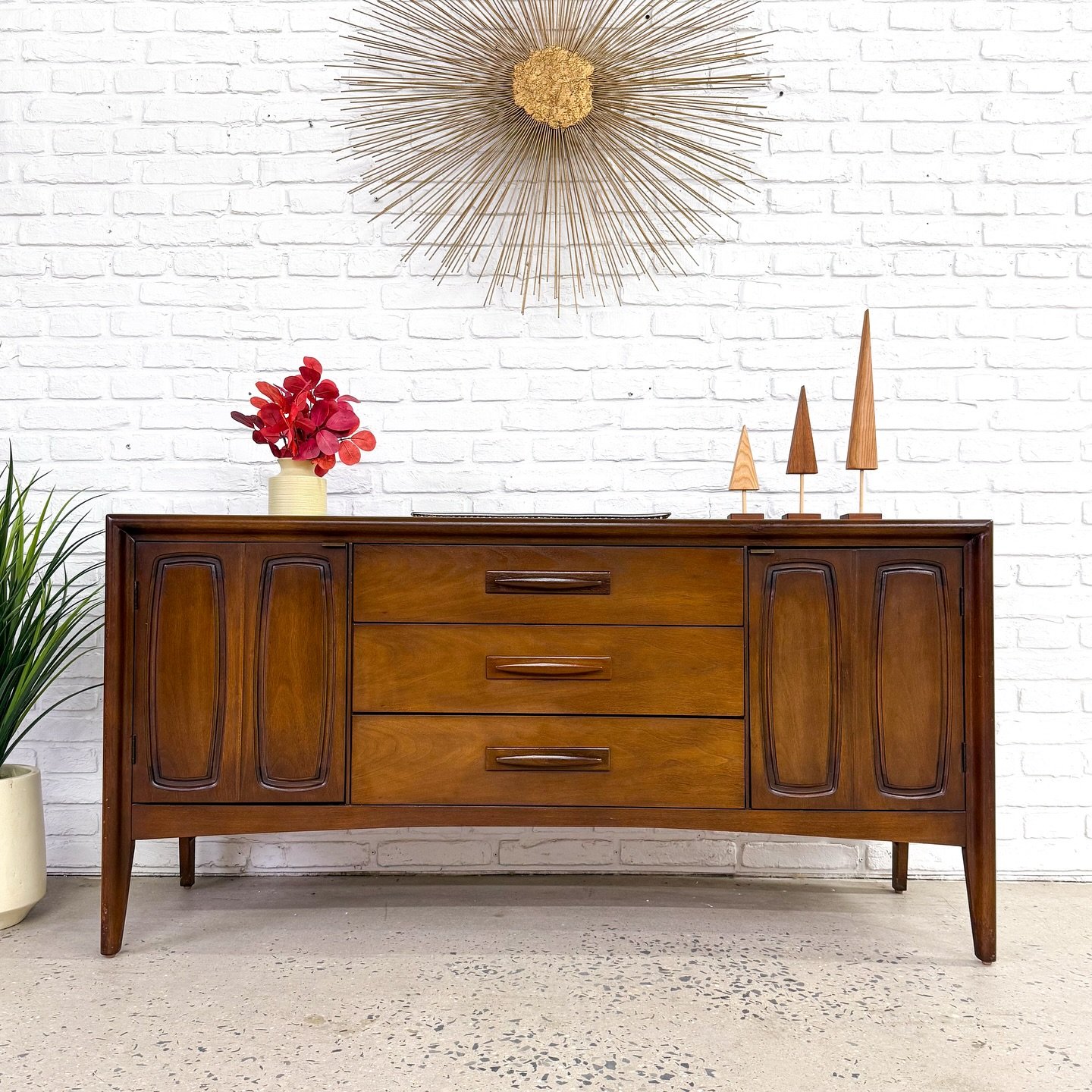 Broyhill Emphasis walnut credenza on the smaller side. Great to put your TV on, or have in your dining room. Good original condition with minor signs of use.
Was $950, now $850
56 x 17 x 28 tall
#Asburypark #asburyparknj #greetingsfromasburypark
