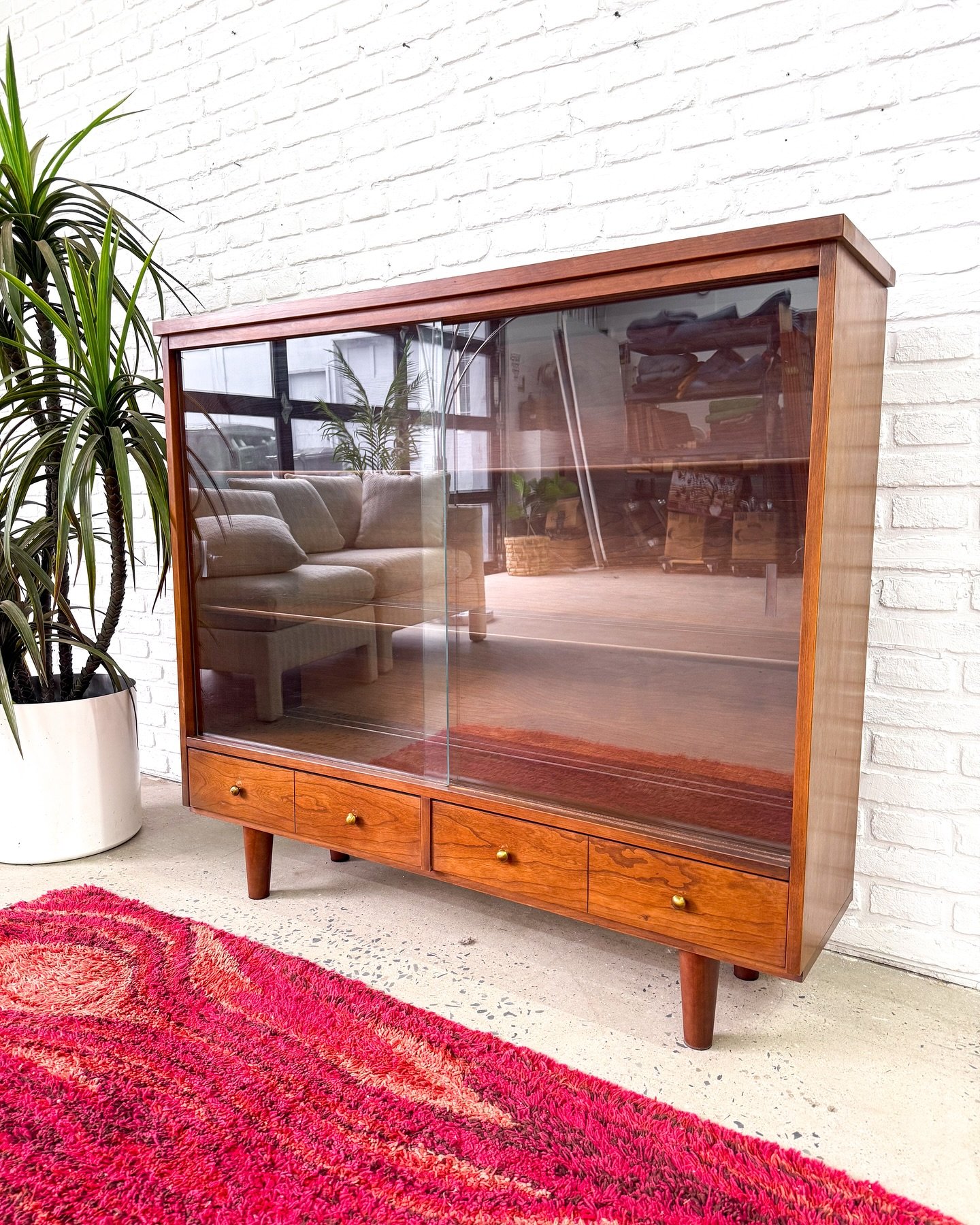 Here’s a Bassett bookcase/curio from the 60s, and it’s on the smaller size. And it has drawers!
48.25” x 13” x 43.5” tall
Was $650
Now $500
#Asburypark #asburyparknj #greetingsfromasburypark #fluxmodern #design #nyc