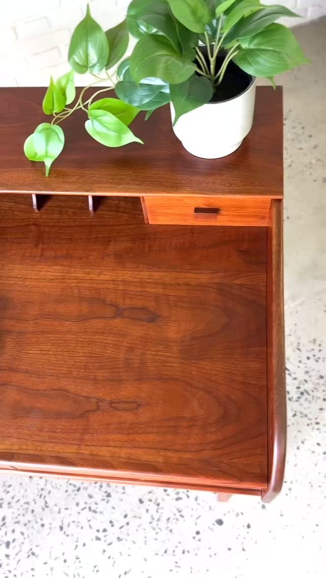 Shoutout to all the dads out there!
We found this desk at a house full of amazing furniture, some of which was made by the owner’s dad who had passed away. I was blown away when I saw this desk he had made. 🤯
It’s SOLID WALNUT througho