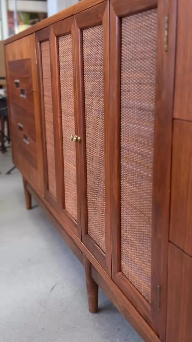 Good news everyone! We’re no longer needed. The bots got this under control. No humans necessary.
#midcenturymodern #midcenturyfurniture #vintage #notai #devolution #vintagefurniture #fluxmodern #festool #ai #stopmotion #stopanimation #interio