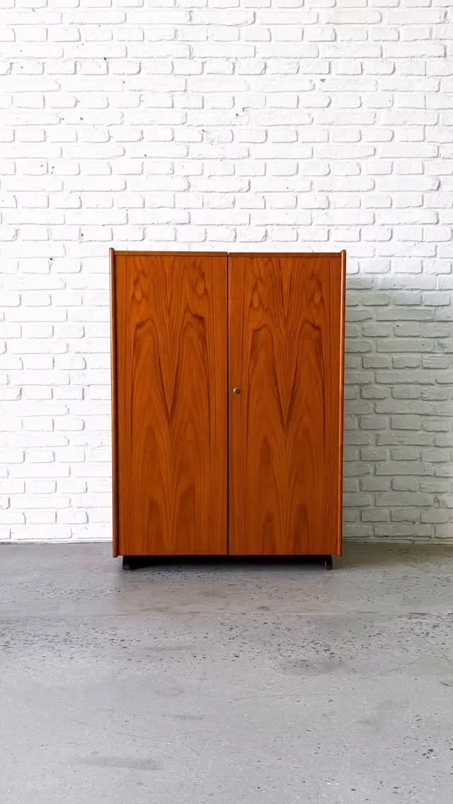 📦 DESK IN A BOX 📦
This Danish teak piece magically transforms from a tidy box into a desk, with shelves, cubbies, drawers, and a pull out work surface. And when you’re all done working for the day… just tuck it all away and clock out