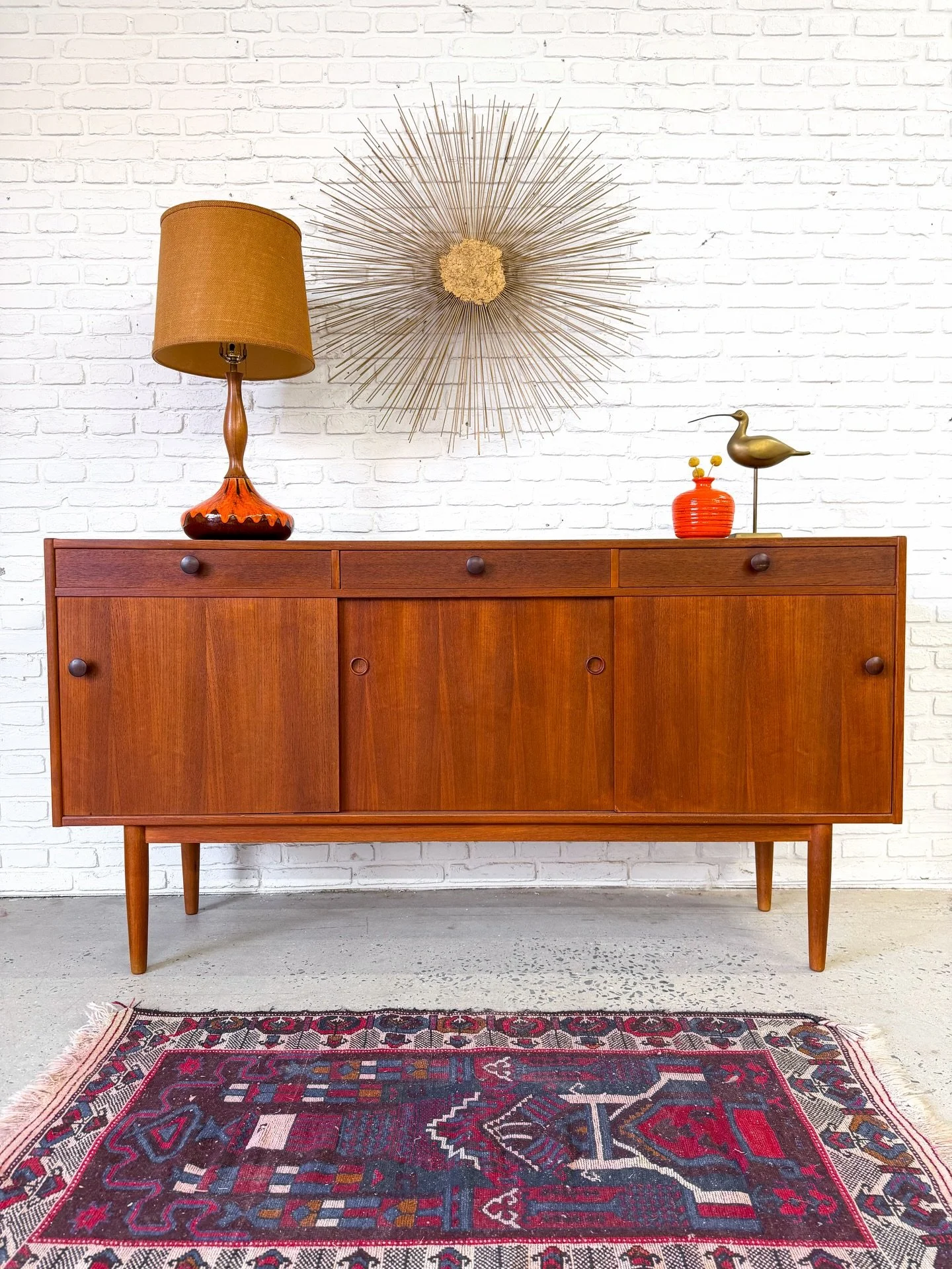 ✨Classic mid-century proportions with rich teak warmth.✨

This vintage credenza showcases beautifully matched wood grain, minimalist round pulls, and tapered legs that give it that effortless 1960s silhouette. Thoughtful storage behind sliding doors 