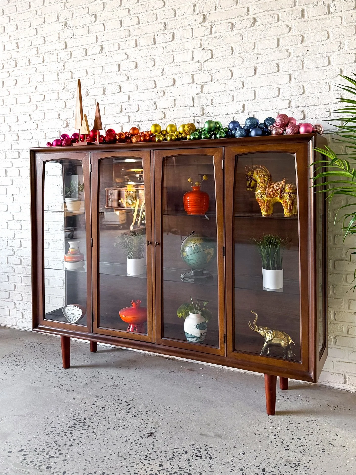 Happy Sunday! Here we have a nice Broyhill Emphasis hutch top that we&rsquo;ve added legs to, making it a perfect display cabinet / curio. Lights up from the inside, and the glass sides allow for light to come through. Great original condition. 

65&