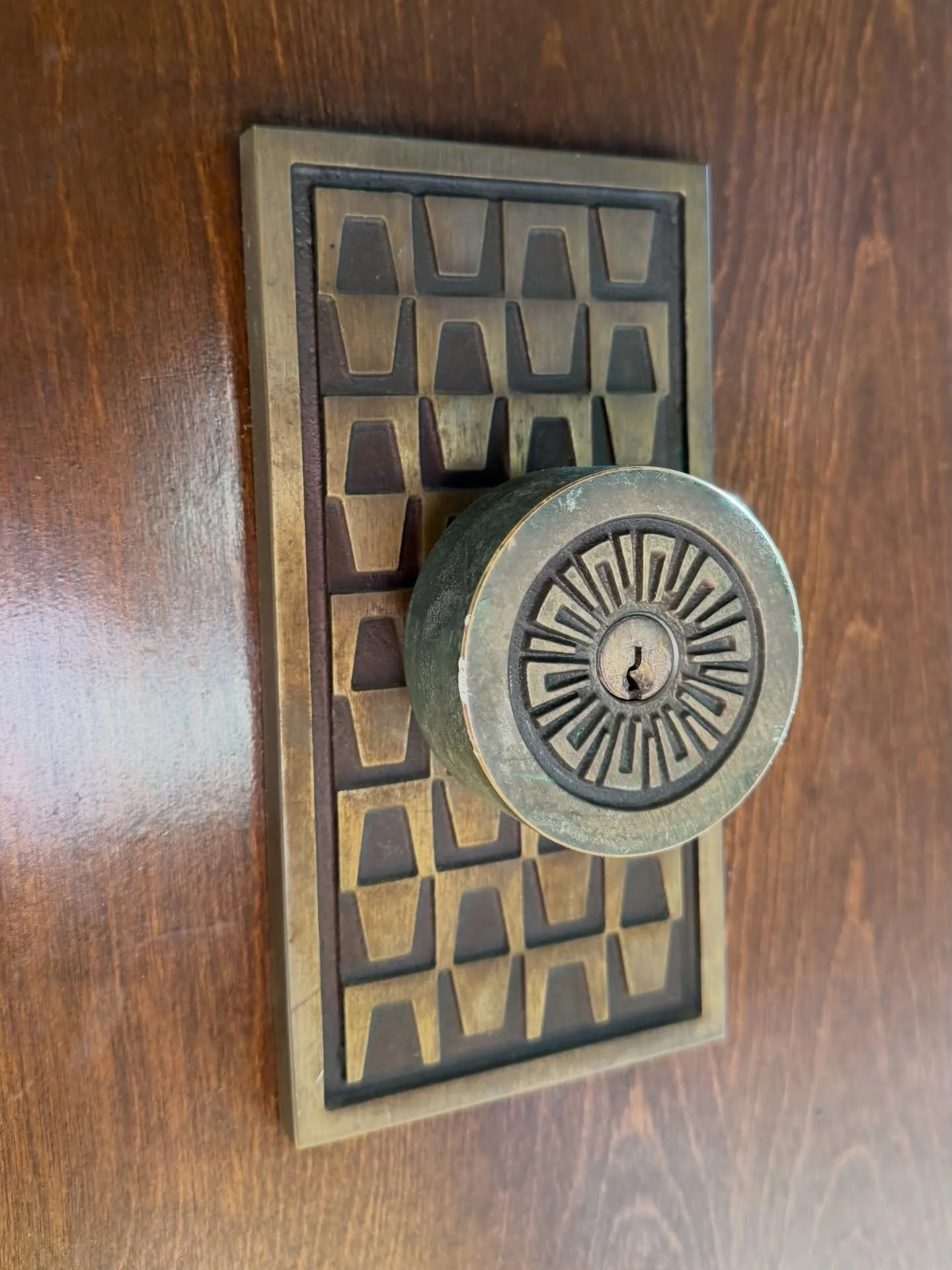 This doorknob deserves its own spot on the grid. 😍

The house we picked up some furniture at earlier this week had FOUR of these knobs on the front double-doors. They stopped me in my tracks. Truly a piece of art.

These are solid brass escutcheons 